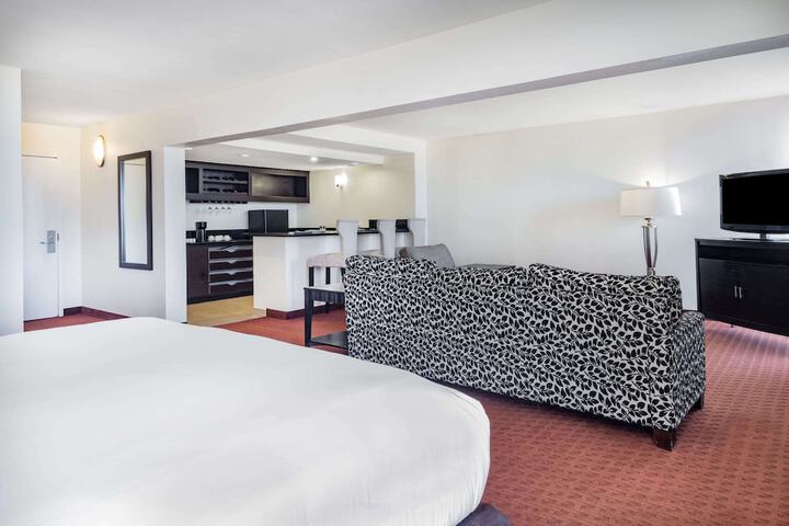 1 King Bed (7 of 21)