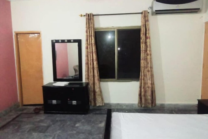 Room 7 of 8