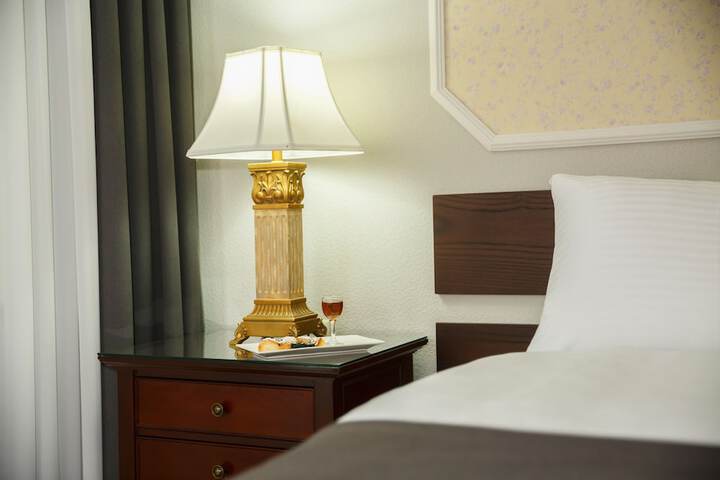Room 10 of 28