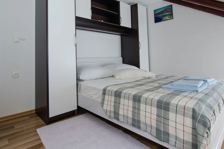 Room 3 of 9