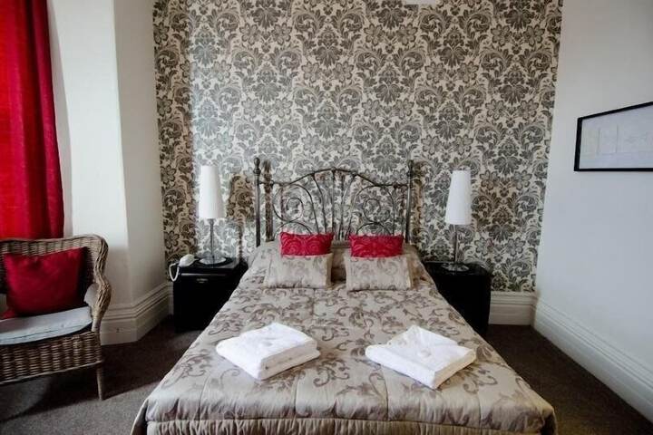 Room 4 of 8
