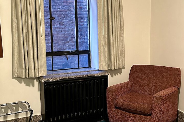Interior Economy Queen Bed Pet Friendly (46 of 47)