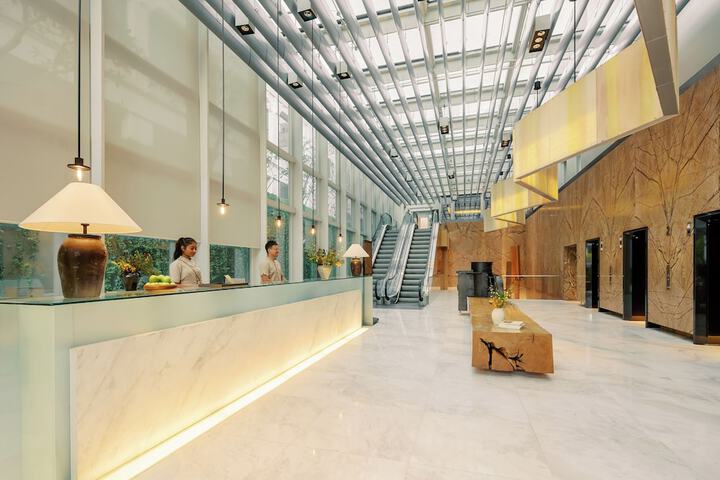 Entrance & Lobby