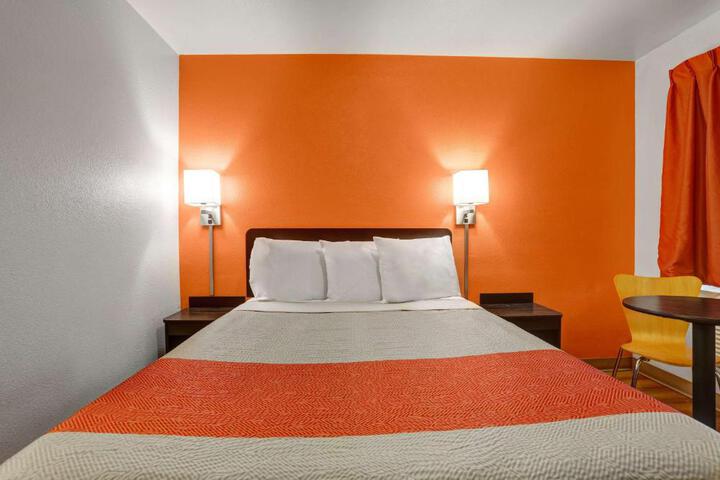 1 Queen Bed Micfridge (1 of 8)