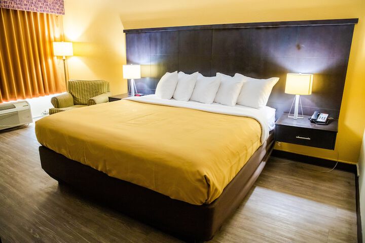1 King Bed (21 of 31)