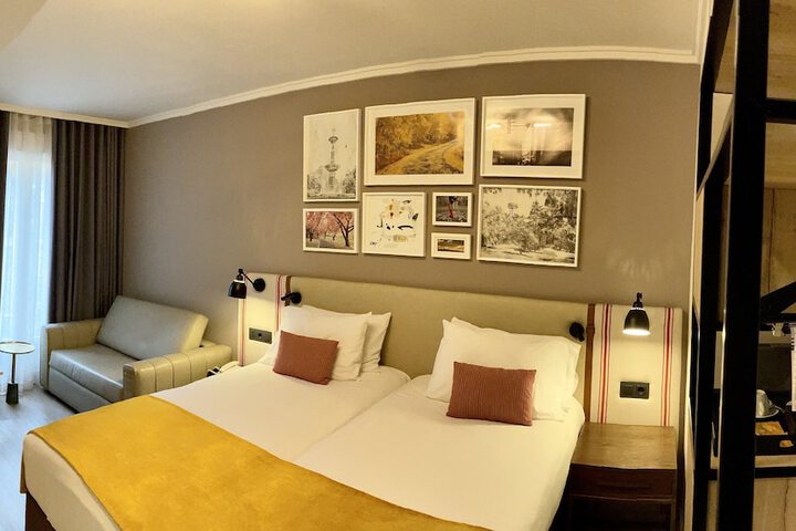 Room 15 of 48
