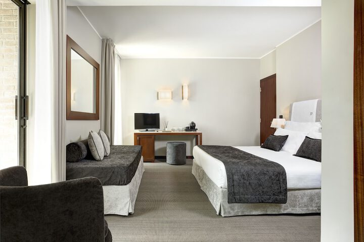 Room 34 of 141