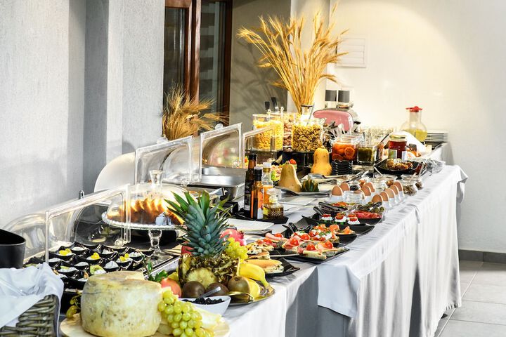 Dining 40 of 51