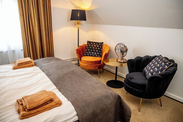 Room 32 of 60