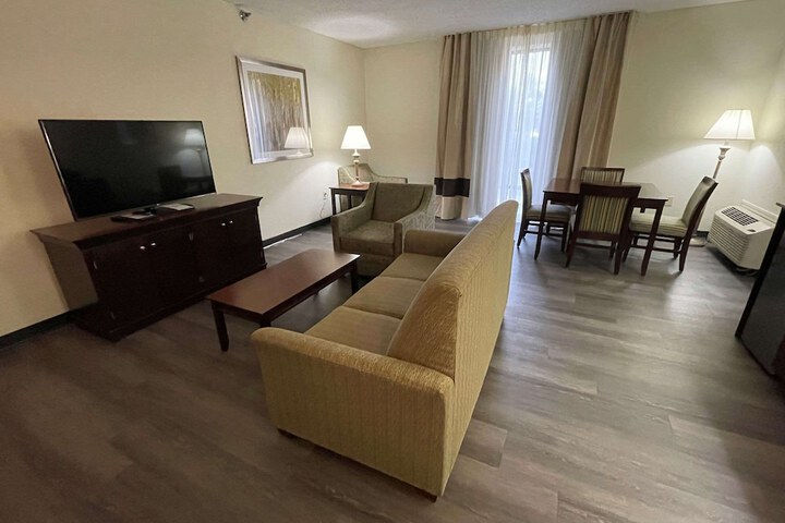 1 Queen Bed Accessible (16 of 46)