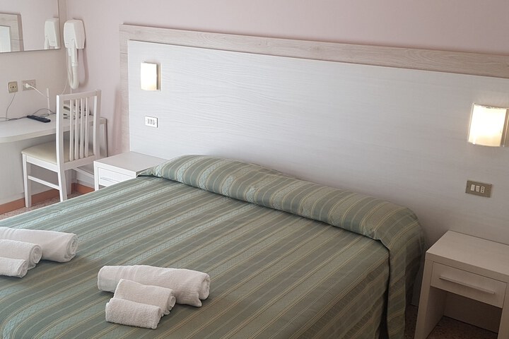 Room 6 of 26