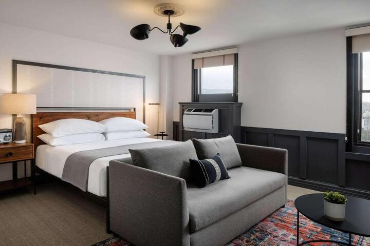 1 King Bed Deluxe Mobility and Hearing Impaired Accessible Room (7 of 17)