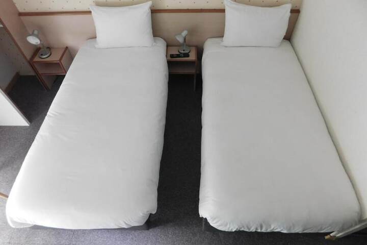 Room 12 of 33