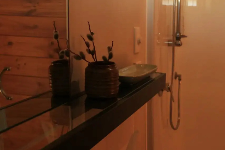 Room 6 of 11