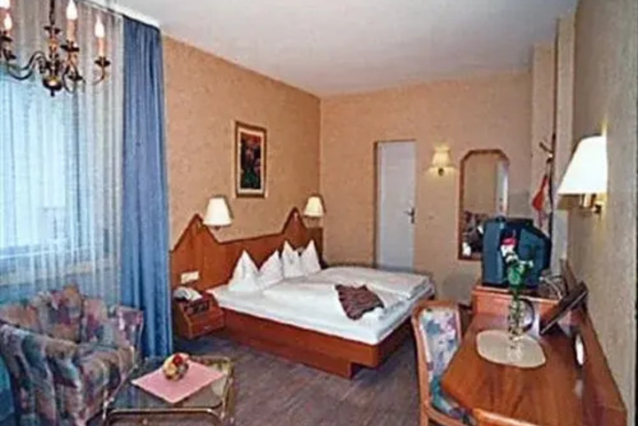Room 7 of 16