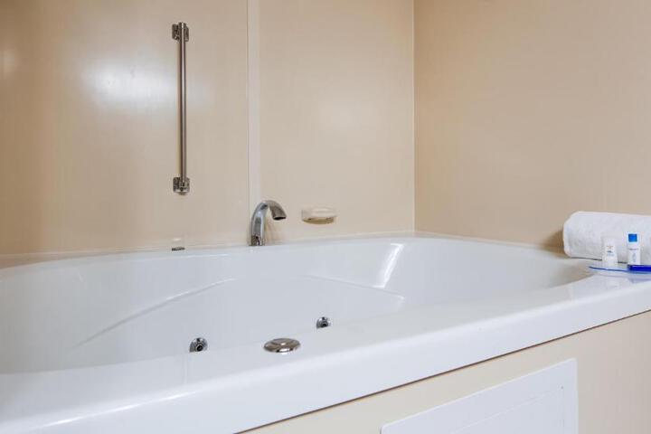 1 King Bed Microwave and Refrigerator Full Breakfast (5 of 17)