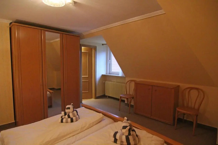Room 2 of 10