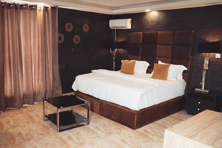 Room 9 of 33