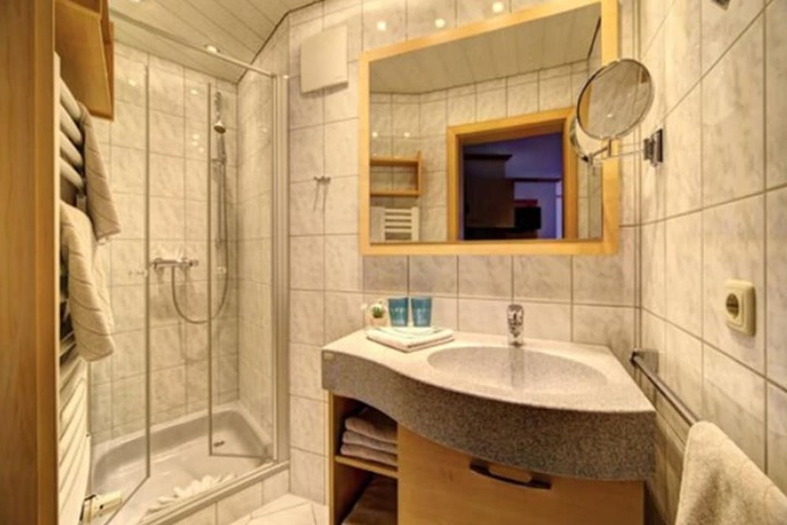 Room 12 of 27