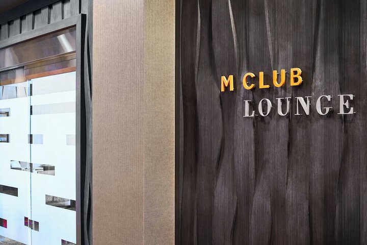 Lounge 36 of 49
