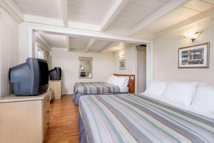 1 Queen Bed (12 of 14)
