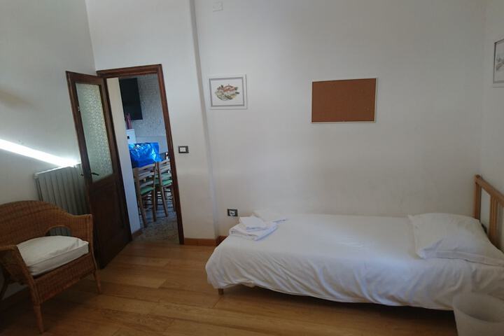 Room 7 of 12