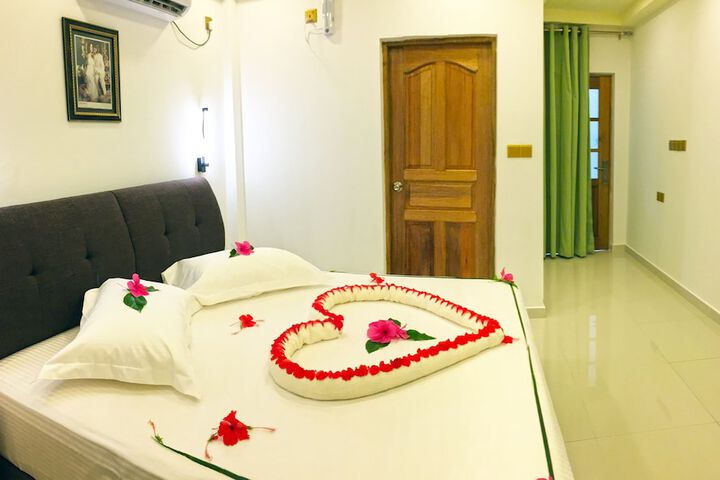Room 7 of 12