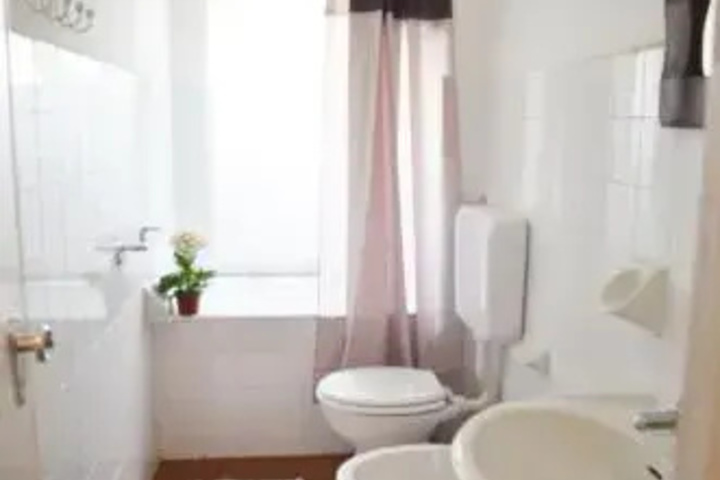 Room 5 of 8