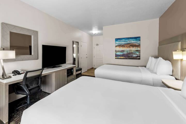 2 Queen Beds Pillow Top Mattress Refrigerator High Speed Internet Accessible Full Breakfast (3 of 12)