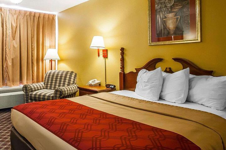 1 Queen Bed (3 of 6)
