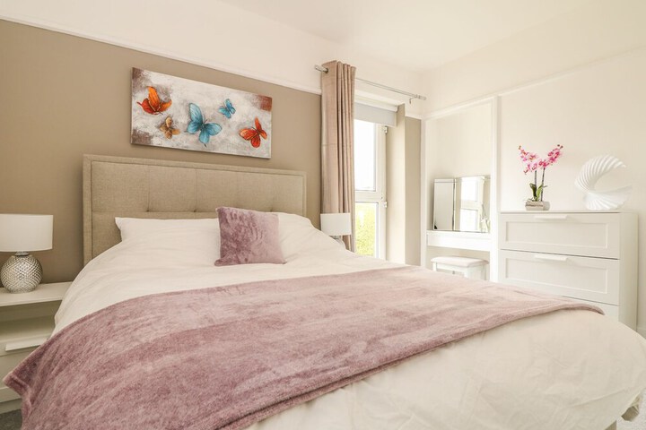 Room 4 of 8