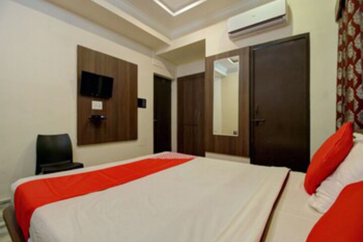 Room 17 of 38