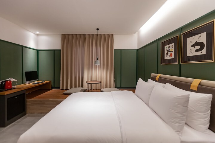 Room 5 of 33