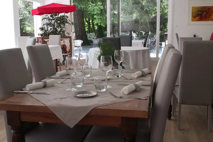 Dining 12 of 15