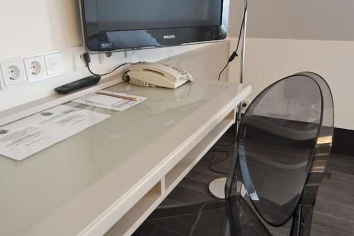 Room 6 of 90