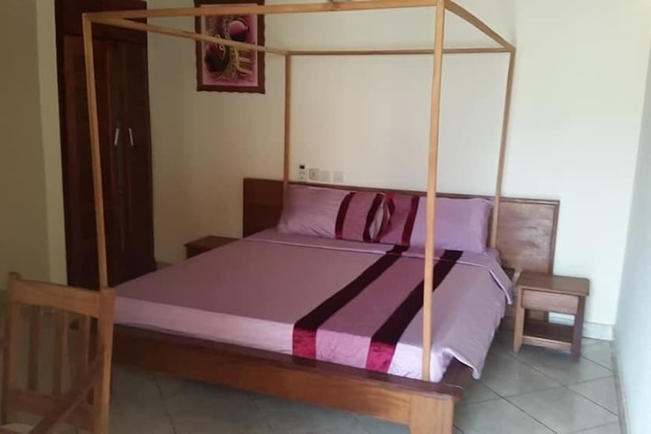 Room 6 of 8