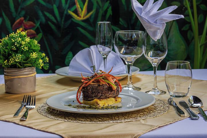 Dining 32 of 42