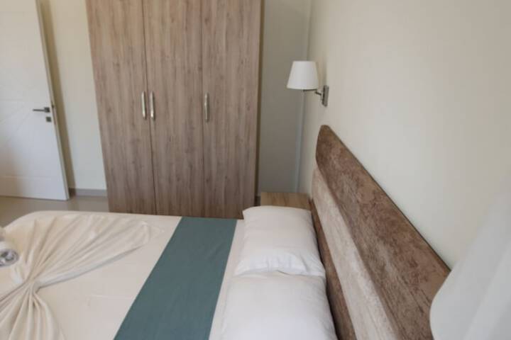 Room 4 of 156