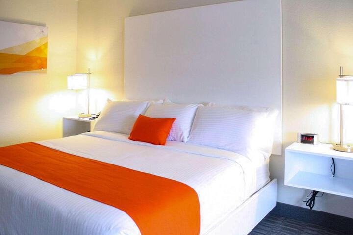 1 King Bed (3 of 5)