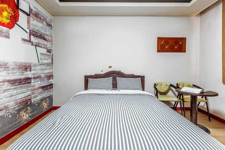 Room 9 of 33
