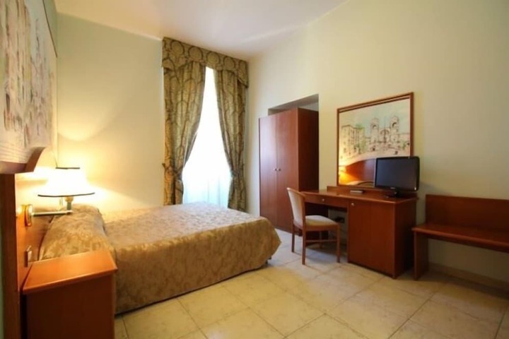 Room 9 of 21