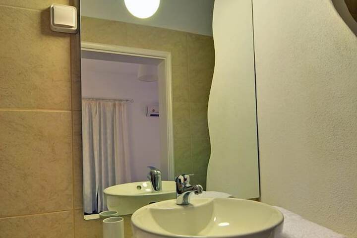 Room 13 of 27