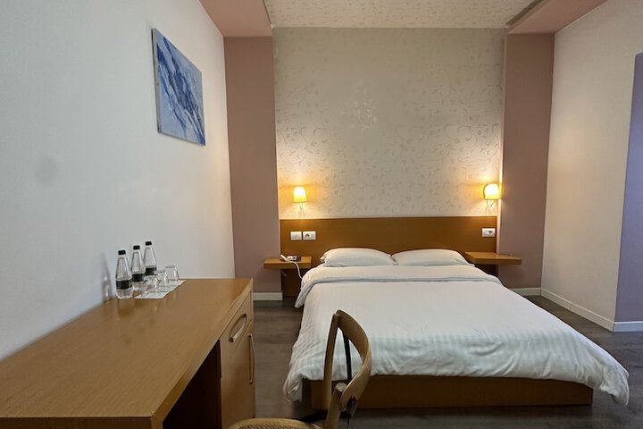Room 5 of 32