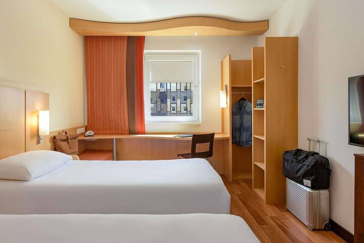 Room 8 of 70