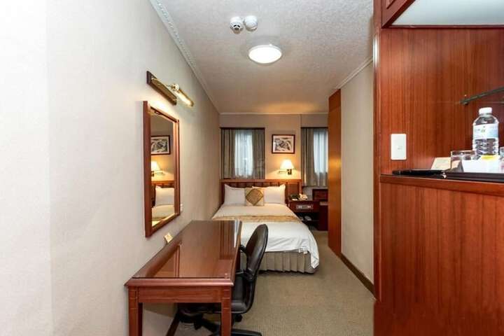 Room 13 of 33