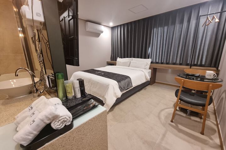 Room 6 of 14