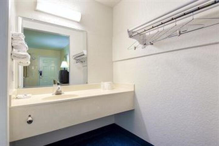 Room 4 of 28