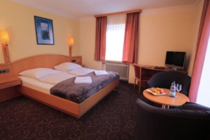Room 6 of 25