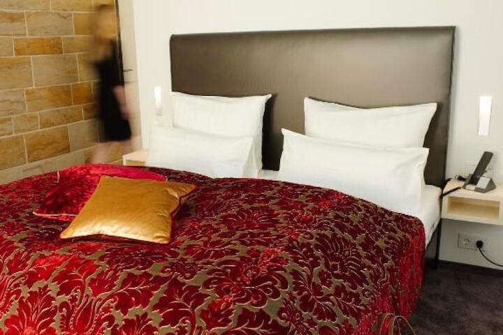 Room 6 of 33