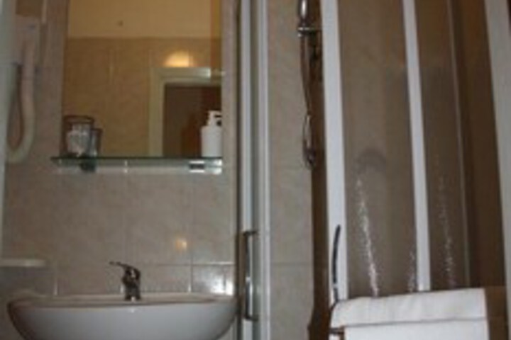 Room 4 of 16